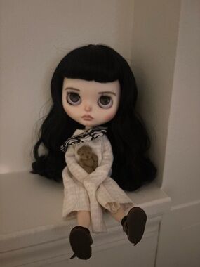 Black-Haired Blythe-Style Doll with Cream Outfit